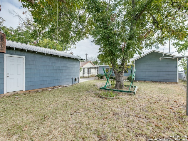 view of yard featuring an outdoor structure