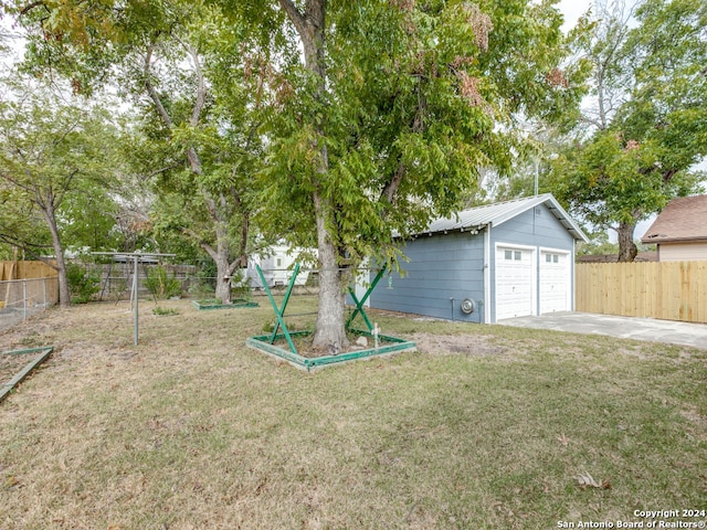 view of yard featuring an outdoor structure and a garage