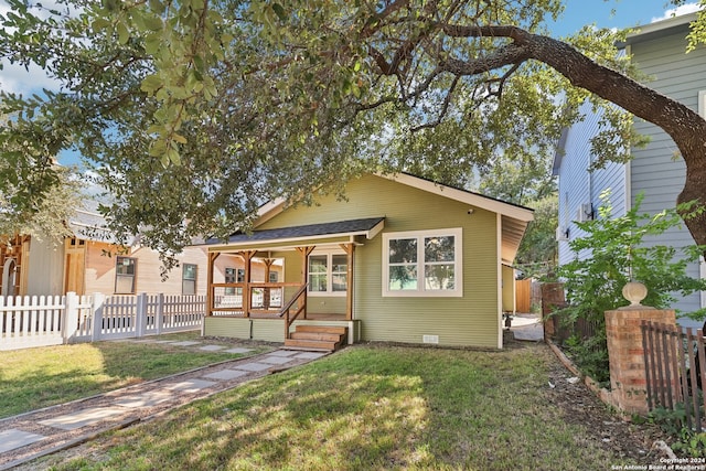 bungalow featuring a front yard