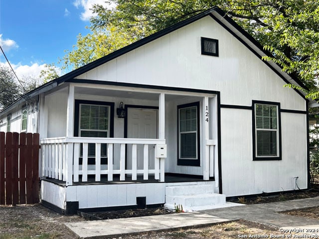 view of front facade featuring a porch