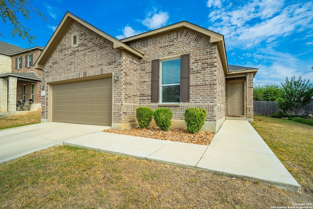 view of front of house featuring a front lawn