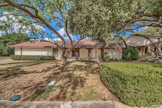 view of front of house with a front lawn