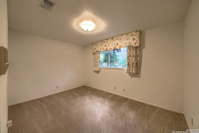 unfurnished room featuring carpet flooring