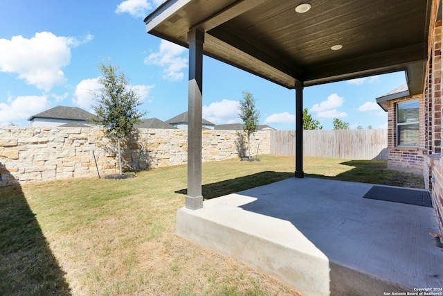 view of yard featuring a patio area