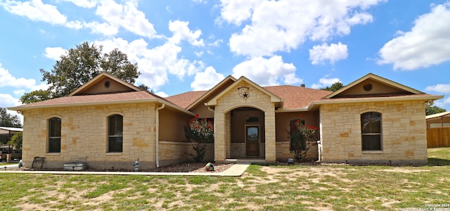 view of front facade with a front yard