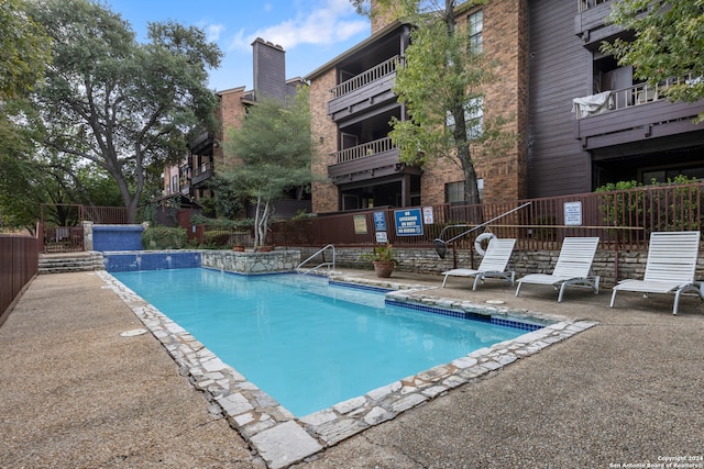 view of swimming pool