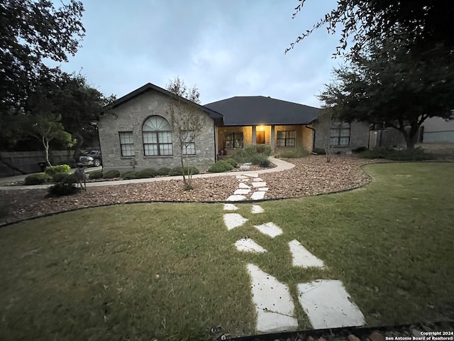 view of front facade with a front yard