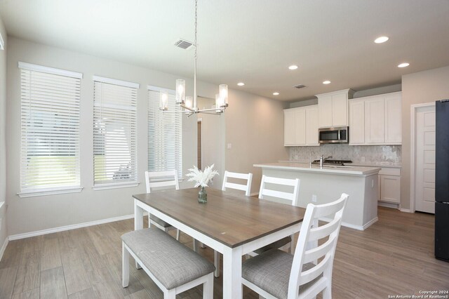 2615 Barkey Spgs, San Antonio, TX 78245 - dining area featuring recessed lighting, an inviting chandelier, visible vents, light wood-style floors, and baseboards