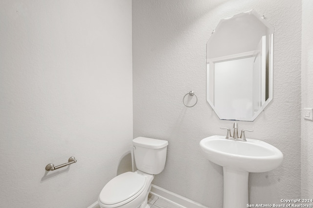 bathroom featuring toilet and sink