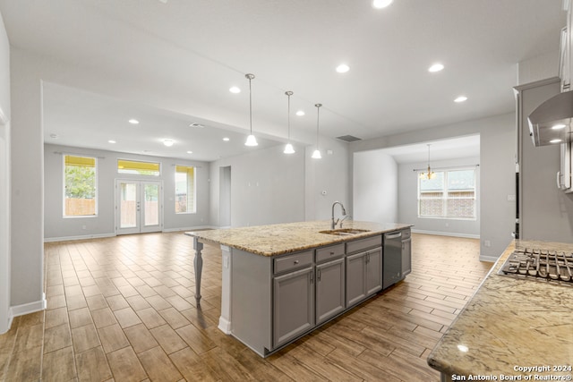 kitchen featuring stainless steel appliances, sink, plenty of natural light, and gray cabinets