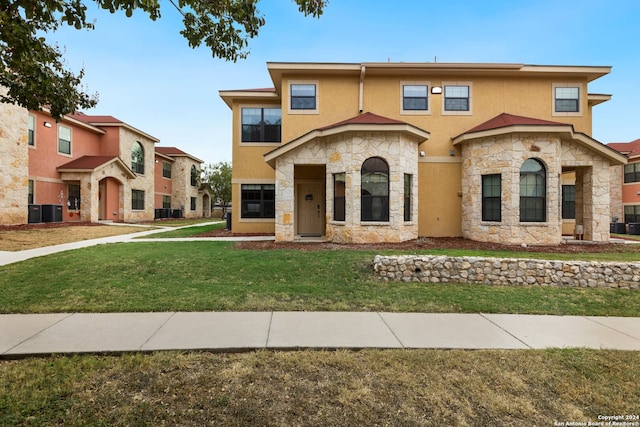 view of front of property with a front yard