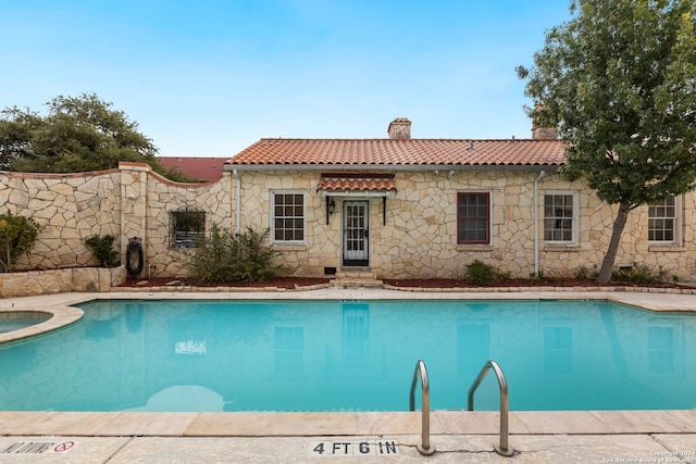 view of swimming pool