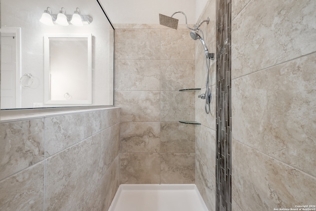 bathroom featuring tiled shower