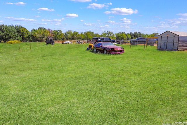 view of yard featuring a shed