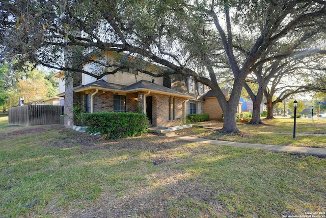 view of front facade featuring a front lawn