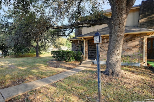 view of front of house with a front lawn