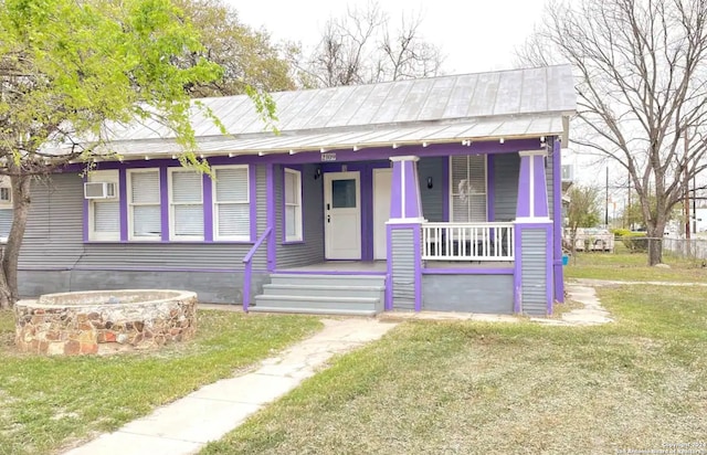 view of front facade featuring a porch and a front yard