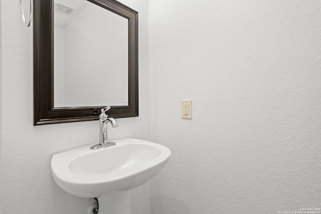 bathroom featuring sink