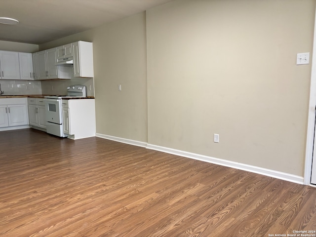 kitchen featuring white cabinetry, electric stove, tasteful backsplash, and light hardwood / wood-style floors