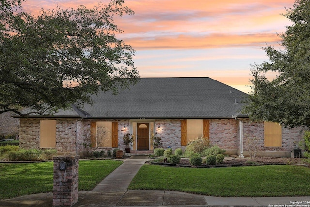 view of front of house featuring a lawn