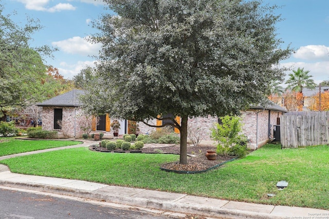 view of front of house featuring a front lawn