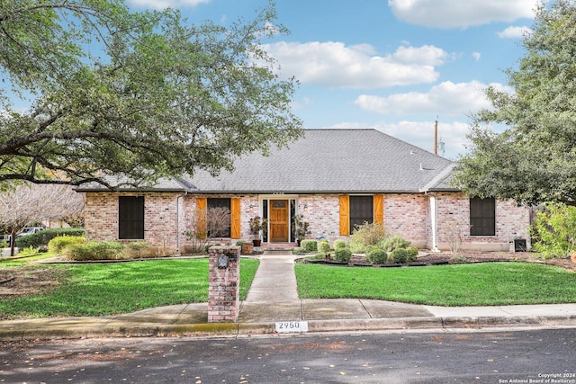 ranch-style house featuring a front yard