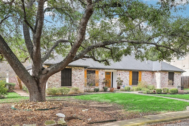 view of front of home featuring a front lawn