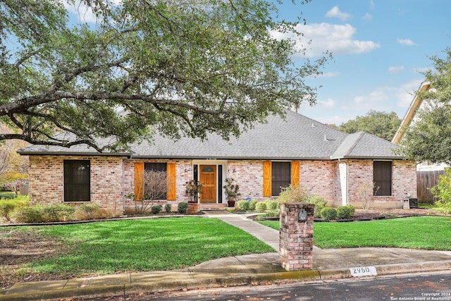 view of front of house with a front lawn