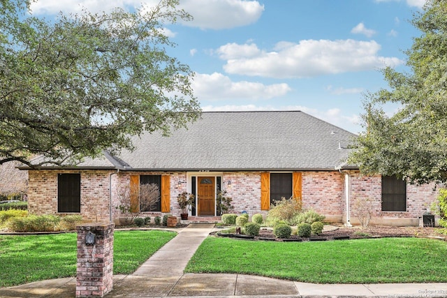 view of front of property with a front yard