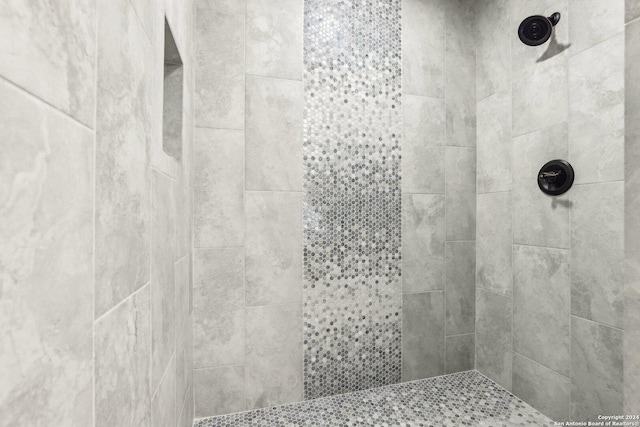 bathroom featuring a tile shower