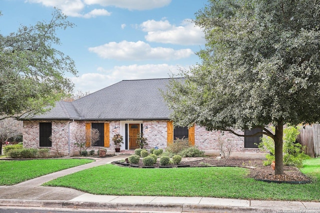 view of front facade with a front yard