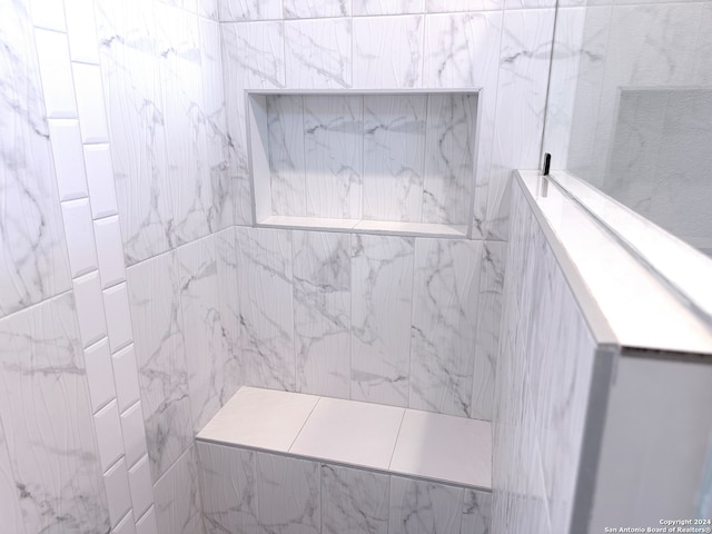 bathroom featuring a tile shower