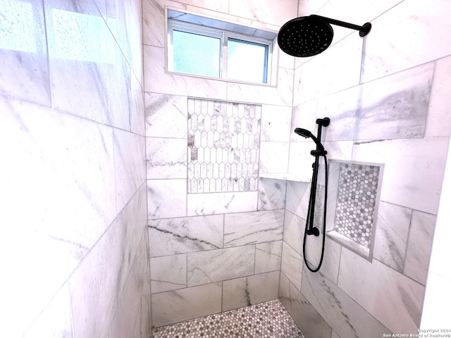 bathroom featuring a tile shower