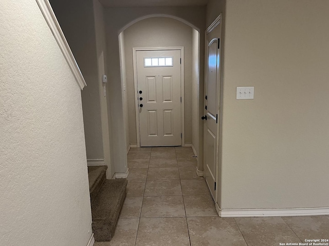 6607 Mia Way, San Antonio, TX 78233 - foyer featuring arched walkways, tile patterned floors, and baseboards