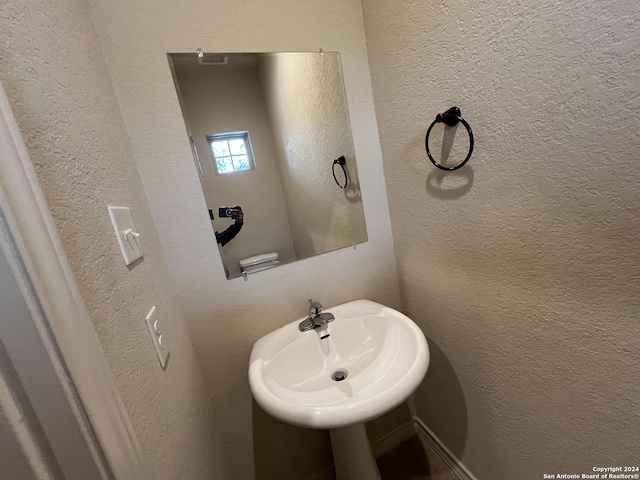 6607 Mia Way, San Antonio, TX 78233 - bathroom with a textured wall and a sink
