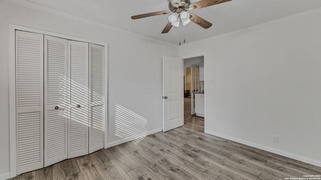 unfurnished bedroom with light hardwood / wood-style flooring, a closet, ornamental molding, and ceiling fan