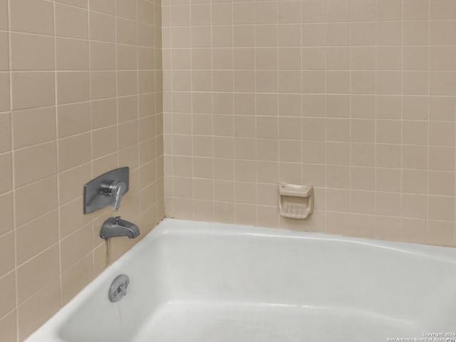 bathroom with tiled shower / bath combo