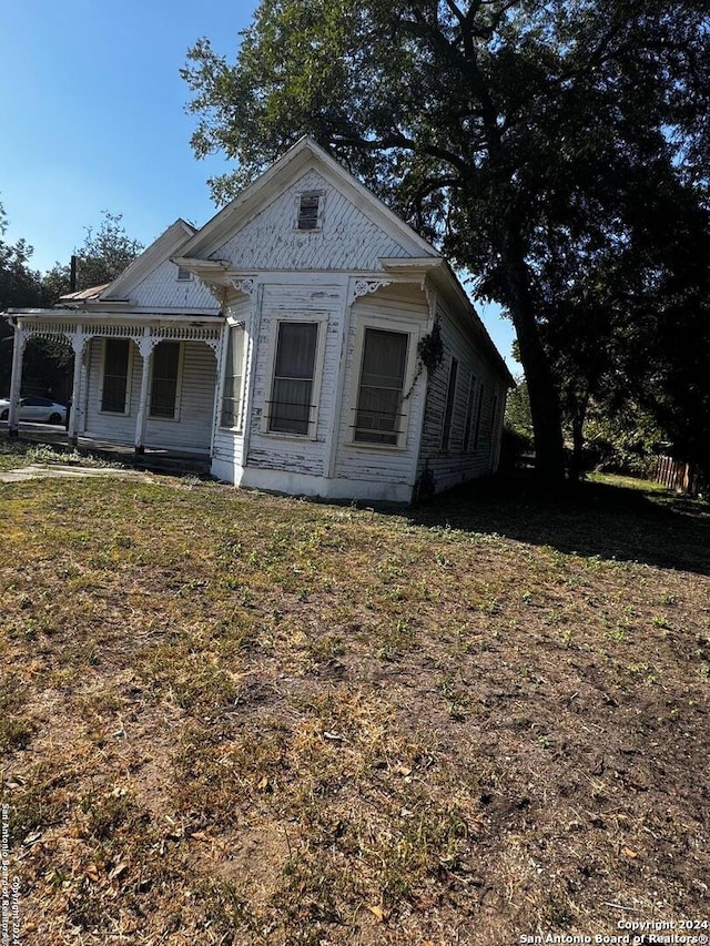 view of front of house with a front yard