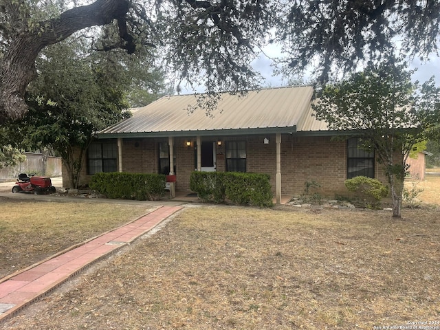 view of front of property featuring a front yard and covered porch