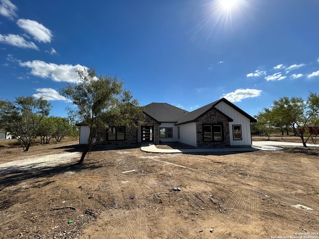 view of front of home featuring a patio area