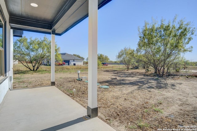 view of yard featuring a patio