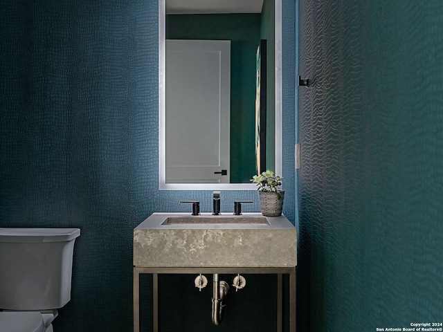 bathroom with toilet and vanity