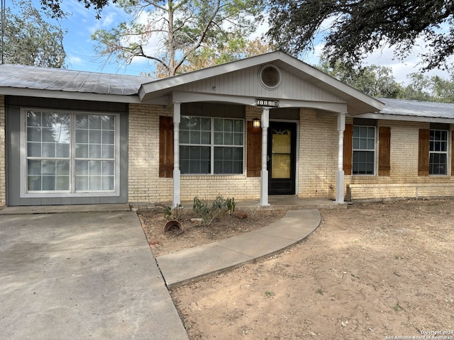 single story home with a porch