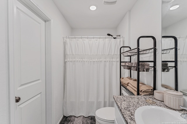 bathroom with toilet, a shower with curtain, and vanity