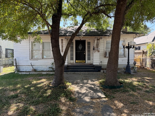 view of front of property featuring a front yard