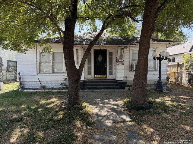 140 Jeffrey, San Antonio, TX 78201 - view of front facade with fence, a front yard, and entry steps