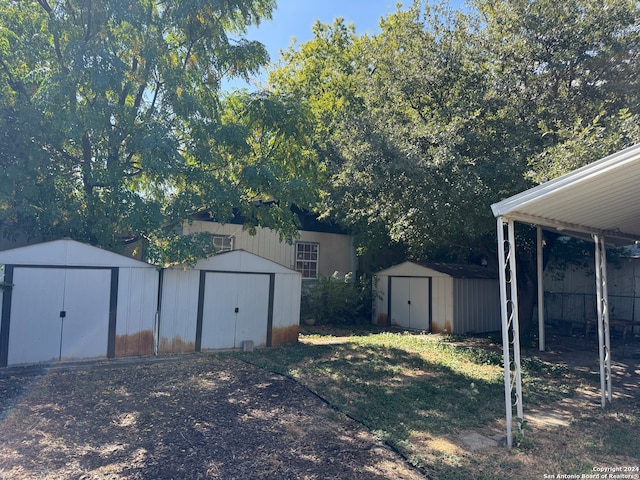 view of yard with a storage shed