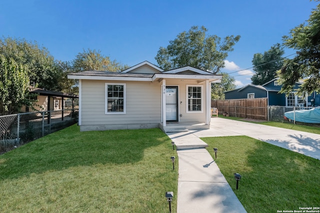 view of front of property featuring a front lawn