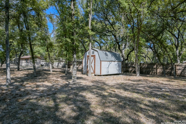 view of yard with a storage unit