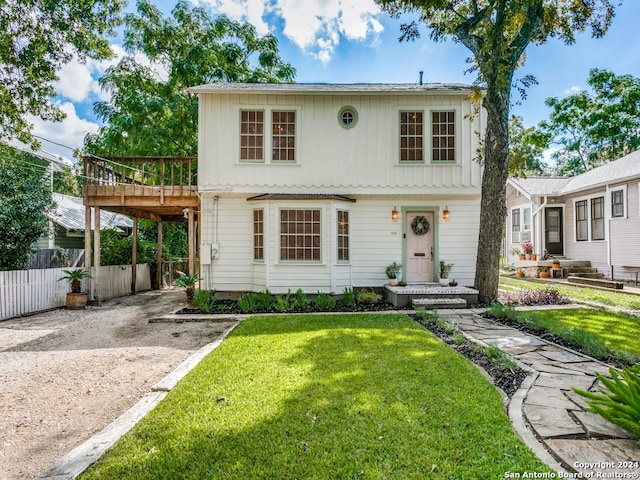 view of front of house featuring a front lawn